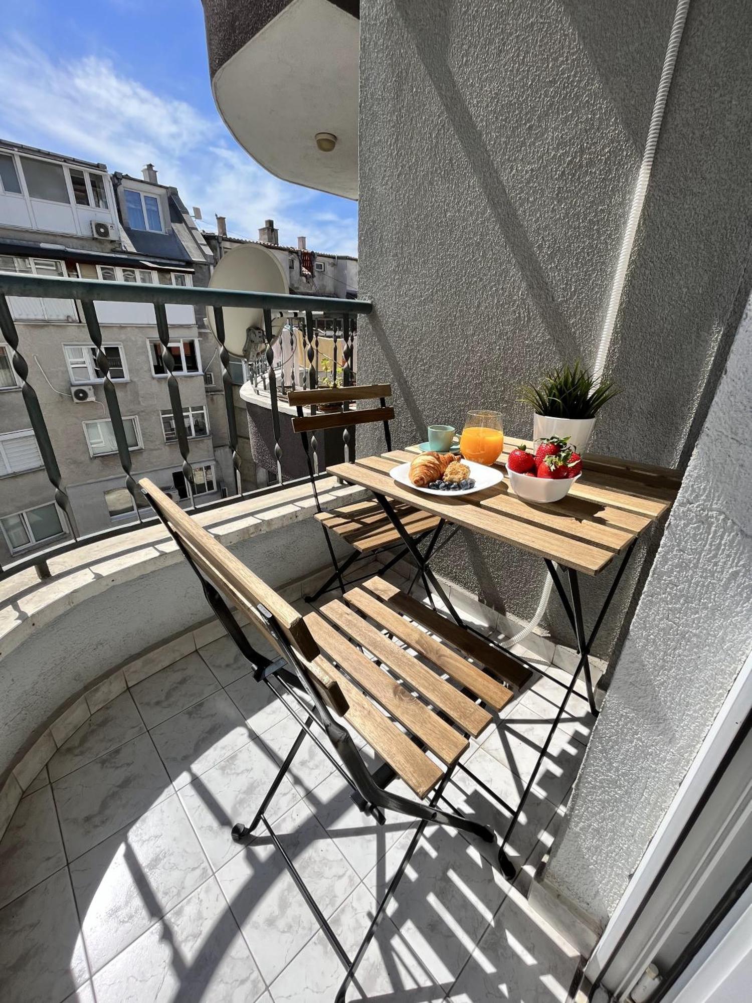 Central Cosy, Fully Renovated 2Bd Near The Cathedral 瓦爾納 外观 照片